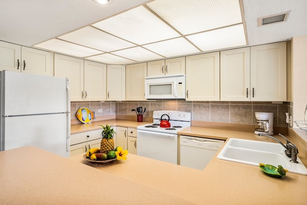 Condo, Multiple Beds, Lanai, Partial Ocean View (Casa de Emdeko 311) | Private kitchen