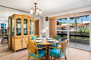 Condo, Plusieurs lits, lanai, vue partielle sur l'océan (Casa de Emdeko 311) | 2 chambres, décor unique, ameublement unique, literie fournie