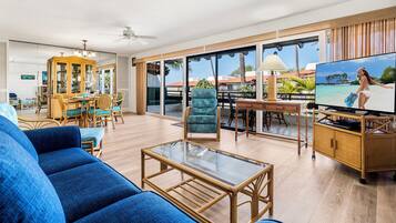 Leilighet, flere senger, lanai, delvis havutsikt (Casa de Emdeko 311) | Oppholdsområde | En 42-tommers Flatskjerm-TV med digitale kanaler