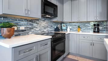 Townhouse, Beberapa Tempat Tidur, beranda, pemandangan kebun (Waikoloa Colony Villas 2701) | Dapur pribadi | Mesin pembuat kopi/teh, pemanggang roti, dan meja makan