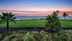 A golf course with a view of the ocean at sunset. - Unbelievable Ocean Front View w Pool - AC - Outdoor Seating!- Vrkcv (Kailua-Kona)