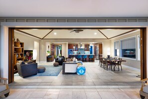 ハウス ベッド (複数台) プライベートプール オーシャンビュー (Holua Kai 23) | リビング エリア | 70 インチの薄型テレビ (デジタル放送視聴可)