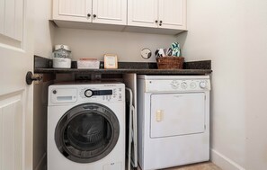 Townhome, Multiple Beds, Lanai, Garden View (Kulalani at Mauna Lani 2402) | Laundry