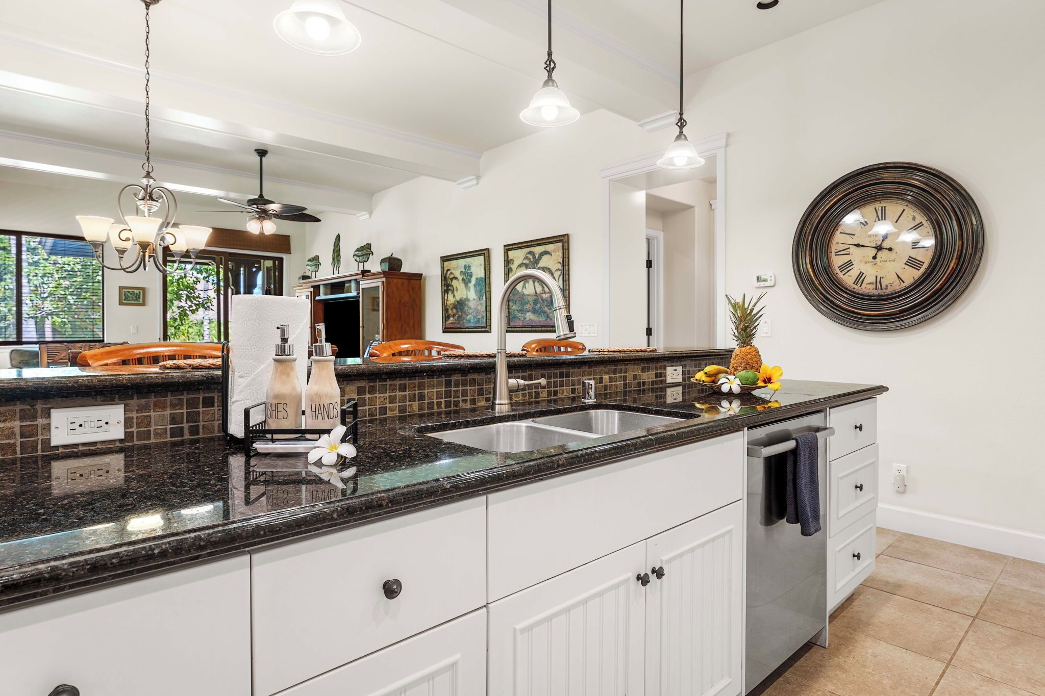 وحدة سكنية متصلة - عدة أسرّة - بشرفة مسقوفة - منظر للحديقة (Kulalani at Mauna Lani 2402) | مطبخ خاص | مائدة طعام