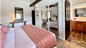 House, Multiple Beds, Lanai, Ocean View (Kona Onenalo 11) | 3 bedrooms, individually decorated, individually furnished, bed sheets - Sophisticated Oceanfront Retreat - Air-conditioned - Walk to Beach - Vrkcv (Kailua-Kona)