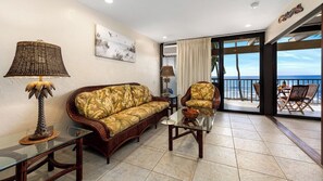 Appartamento, letti multipli, lanai, vista oceano (Kona Bali Kai 314) | Area soggiorno | TV a schermo piatto 42 pollici con canali digitali