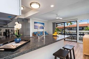 Appart'hôtel, 1 très grand lit, véranda, vue partielle sur l'océan (Casa de Emdeko 306) | Cuisine privée