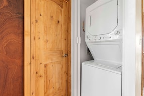Condo, Multiple Beds, Kitchen, Ocean View (Alii Villas 134) | Laundry