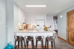 Condo, Multiple Beds, Kitchen, Ocean View (Alii Villas 134) | Private kitchen | Dining tables