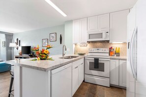 Condo, Multiple Beds, Kitchen, Ocean View (Alii Villas 134) | Private kitchen | Dining tables