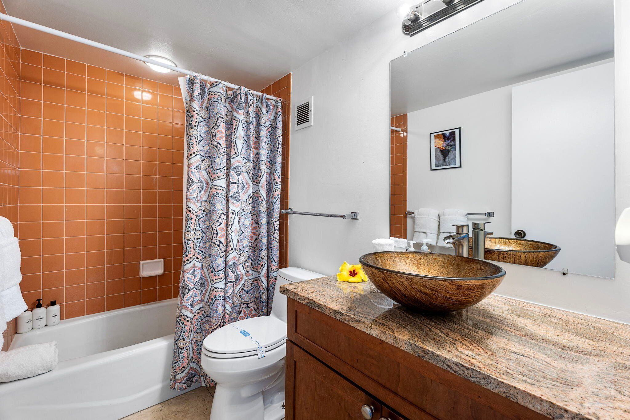 Ein Badezimmer mit Badewanne, Toilette und Waschtisch mit großem Becken.