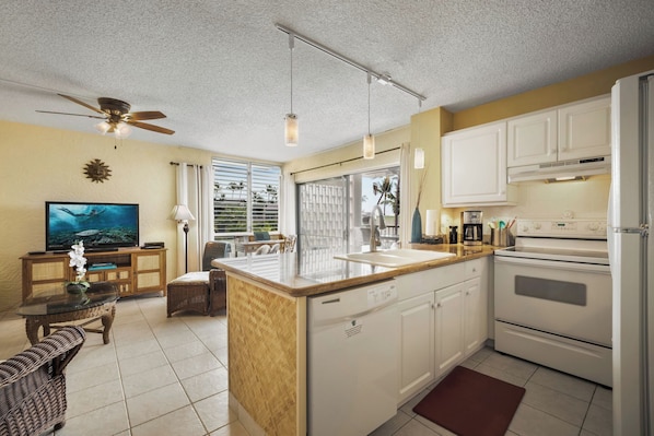Condo, 1 King Bed with Sofa bed, Lanai, Ocean View (Alii Villas 324) | Private kitchen