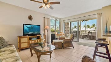 Leilighet, 1 kingsize-seng med sovesofa, lanai, havutsikt (Alii Villas 324) | Oppholdsområde | En 42-tommers Flatskjerm-TV med digitale kanaler