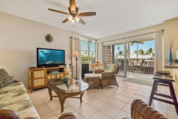 Condo, 1 très grand lit et 1 canapé-lit, lanai, vue sur l’océan (Alii Villas 324) | Aire de séjour | Téléviseur à écran plat de 42 po avec télévision numérique