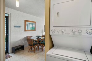 公寓客房, 1 張特大雙人床和 1 張沙發床, 夏威夷式陽台, 海景 (Alii Villas 324) | 洗衣