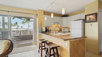 Apartment, 1 King-Bett und Schlafsofa, Veranda, Meerblick (Alii Villas 324) | Eigene KĂŒche | Wasserkocher mit Kaffee-/Teezubehör, Esstisch