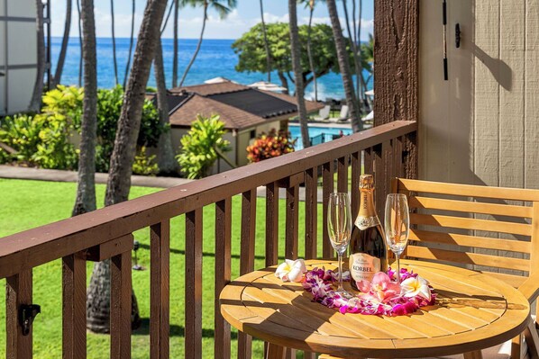 Outdoor dining - Beautifully Updated Oceanfront Condo - AC - Concierge Included - Vrkcv (Kailua-Kona)