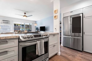Condo, 1 cama Queen size, lanai, vista parcial al océano (Kona Isle B25) | Cocina privada | Cafetera y tetera y comedor