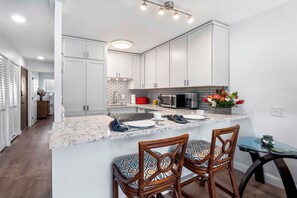 Condo, 1 Queen Bed, Lanai, Partial Ocean View (Kona Isle B25) | Private kitchen