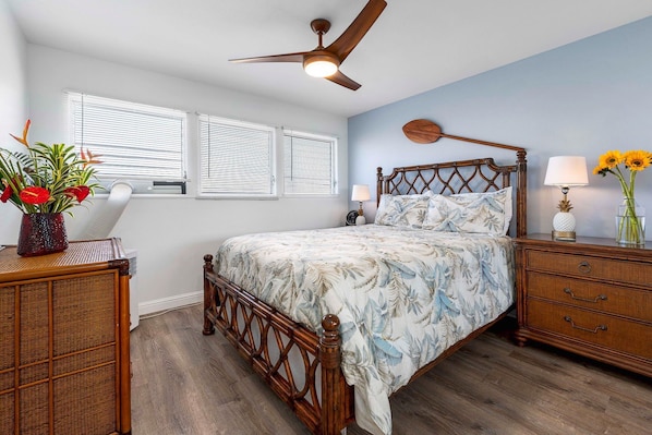 Condo, 1 cama Queen size, lanai, vista parcial al océano (Kona Isle B25) | 1 habitación, decoración personalizada y muebles diferentes