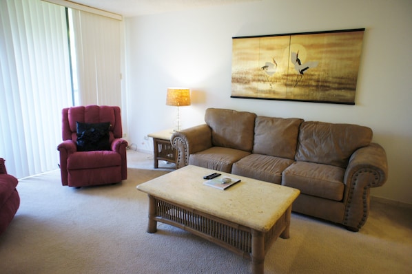 Apartment, 1 Queen-Bett, Veranda, Gartenblick (Kona Pacific C319) | Wohnbereich