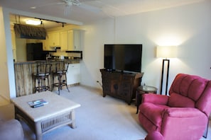 Apartment, 1 Queen-Bett, Veranda, Gartenblick (Kona Pacific C319) | Wohnbereich
