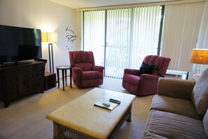 Condo, 1 Queen Bed, Lanai, Garden View (Kona Pacific C319) | Living area