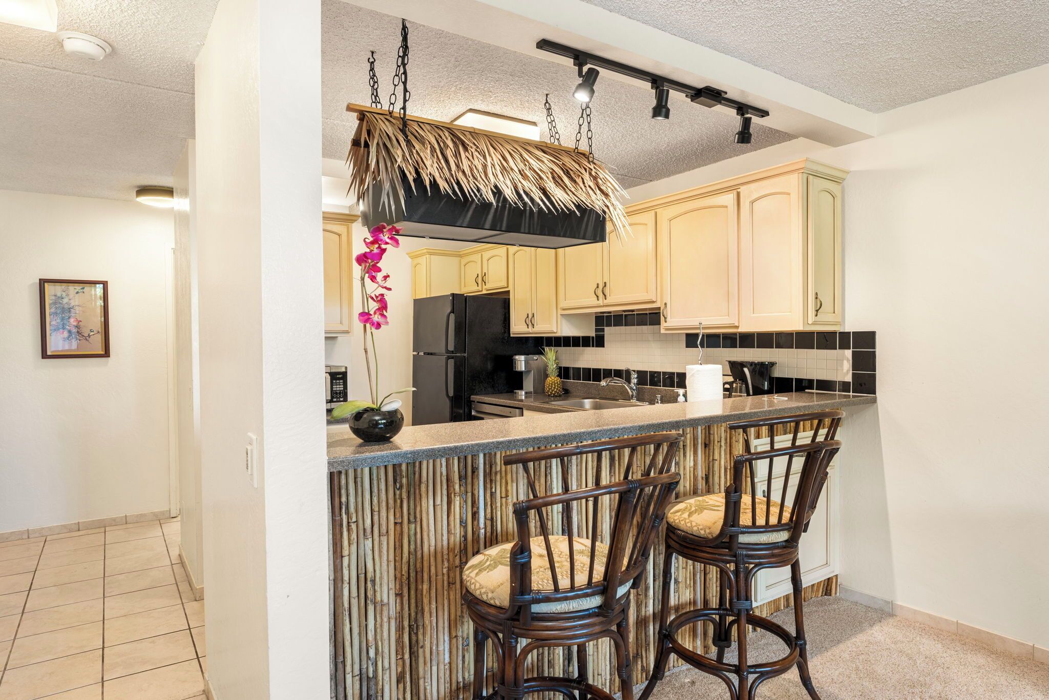 Apartamento, 1 cama de matrimonio, lanai, vistas al jardín (Kona Pacific C319) | Cocina privada | Mesa de comedor