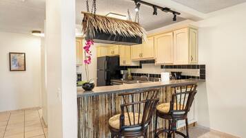 Apartamento, 1 cama de matrimonio, lanai, vistas al jardín (Kona Pacific C319) | Cocina privada | Mesa de comedor