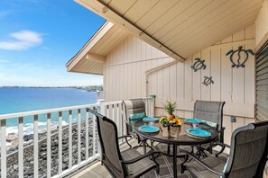 Appart'hôtel, plusieurs lits, véranda, vue océan (Sea Village 4307) | Restauration extérieure