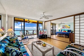 Condo, várias camas, varanda coberta, vista para o oceano (Surf and Racquet 4203) | 2 quartos, individualmente decorados, individualmente mobiliados