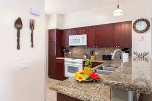Kondominium, Beberapa Tempat Tidur, beranda, pemandangan lapangan golf (Fairway Villas Waikoloa I21) | Dapur pribadi | Mesin pembuat kopi/teh dan meja makan