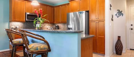 Residenza, letti multipli, lanai, vista campo da golf (Mauna Lani Fairways 1101) | Cucina privata | Macchina per tè/caffè, tavolo da pranzo