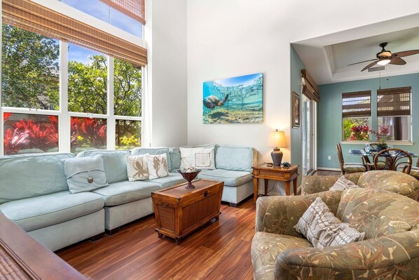 Maison mitoyenne, plusieurs lits, véranda, vue golf (Mauna Lani Fairways 1101) | Coin séjour