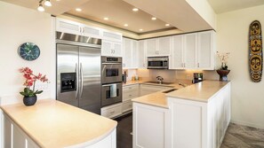 Appartamento, letti multipli, balcone, vista oceano (Mauna Lani Point H101) | Cucina privata | Macchina per tè/caffè, tavolo da pranzo