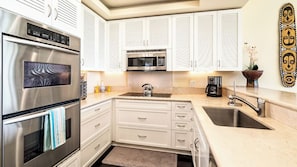 Condo, Multiple Beds, Balcony, Ocean View (Mauna Lani Point H101) | Private kitchen