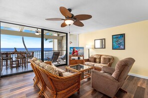 コンドミニアム ベッド (複数台) バルコニー オーシャンビュー (Kona Bali Kai 201) | リビング エリア | 42 インチの薄型テレビ (デジタル放送視聴可)、DVD プレーヤー