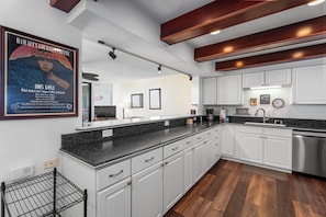 Condo, varias camas, balcón, vista al océano (Kona Bali Kai 201) | Cocina privada | Comedor
