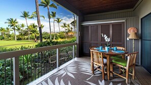 Apartamento, varias camas, lanai, vistas al mar (Kanaloa at Keauhou 1501) | Restaurante al aire libre