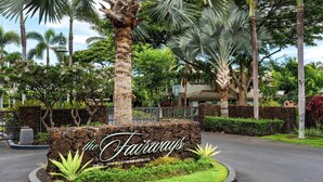 Zona ajardinada con un letrero que dice 'the Fairways'.