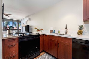 Kondominium, Beberapa Tempat Tidur, beranda, pemandangan samudra (Kona Pacific D622) | Dapur pribadi | Mesin pembuat kopi/teh dan meja makan