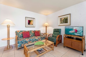 Appart'hôtel, 1 très grand lit et 1 canapé-lit, véranda, vue jardin (Alii Villas 107) | Coin séjour | Télévision à écran plat de 42 pouces avec chaînes numériques