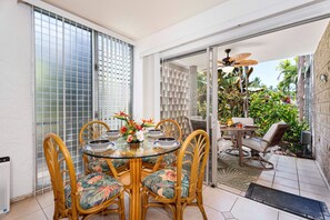 คอนโด, เตียงคิงไซส์ 1 เตียง และโซฟาเบด, ระเบียง, วิวสวน (Alii Villas 107) | รับประทานอาหารกลางแจ้ง