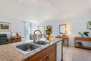 Condo, 1 giường cỡ king và sofa giường, lanai, quang cảnh vườn (Alii Villas 107) | Bếp riêng | Dụng cụ pha cà phê/trà, bàn ăn 
