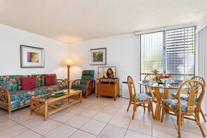 Apartment, 1 King-Bett und Schlafsofa, Veranda, Gartenblick (Alii Villas 107) | Wohnbereich | 42-Zoll-Flachbildfernseher mit Digitalempfang