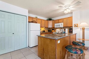 คอนโด, เตียงคิงไซส์ 1 เตียง และโซฟาเบด, ระเบียง, วิวสวน (Alii Villas 107) | ครัวส่วนตัว | เครื่องชงกาแฟ/ชา, โต๊ะรับประทานอาหาร