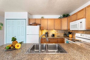 콘도, 킹사이즈침대 1개 및 소파베드, 라나이, 정원 전망 (Alii Villas 107) | 전용 주방 | 커피/티 메이커, 식탁