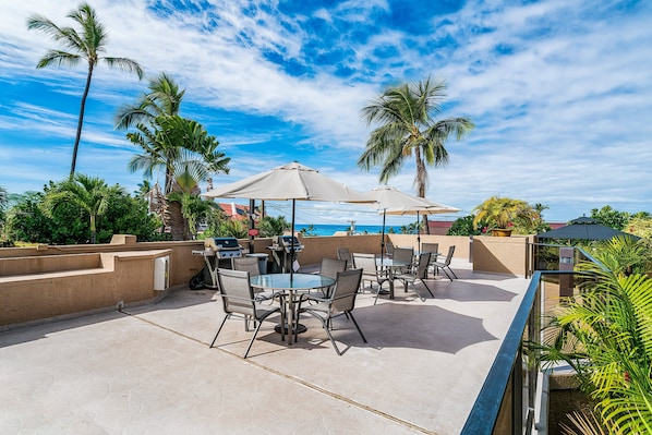 Outdoor dining - AC - Beautifully Updated - Ocean Views - Vrkcv (Kailua-Kona)