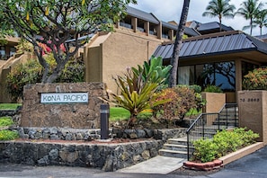 Exterior - AC - Beautifully Updated - Ocean Views - Vrkcv (Kailua-Kona)