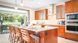 Maison, plusieurs lits, piscine privée, vue montagne (Holua Kai 2) | Cuisine privée | Cafetière/bouilloire